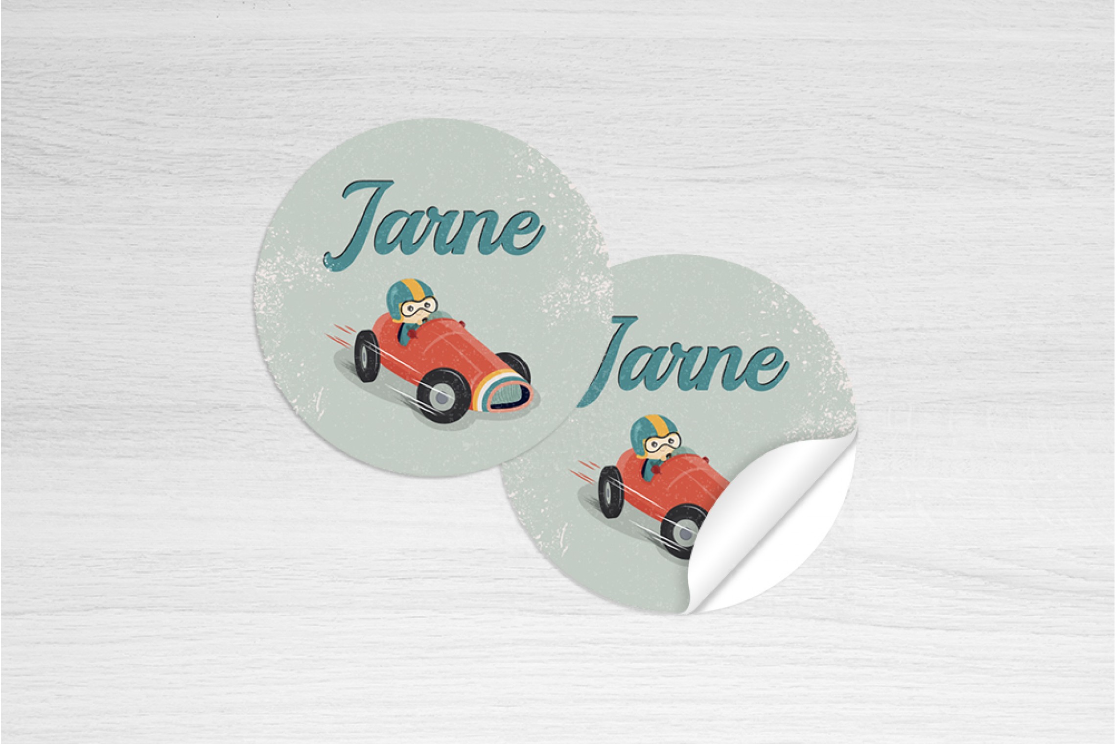 Jongen in racewagen